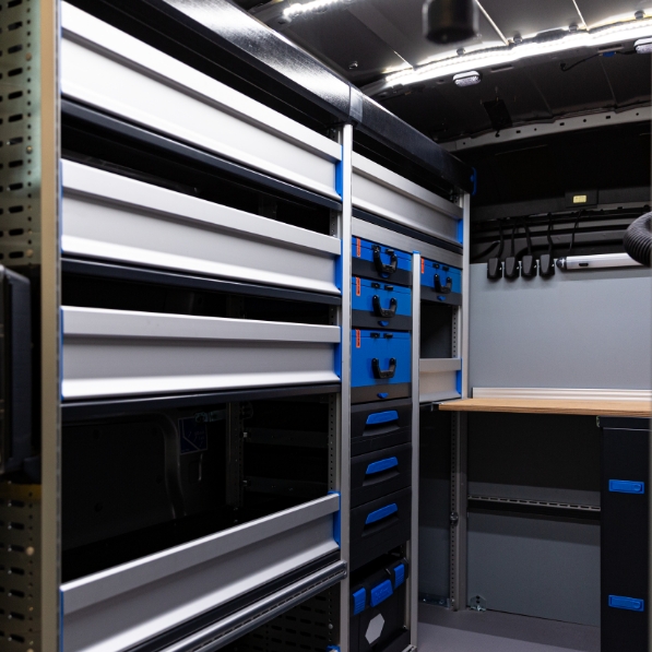 Transporter mit Schränken