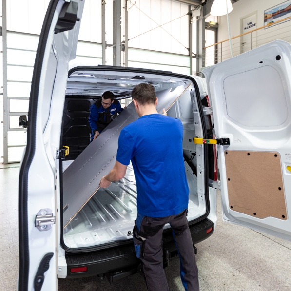 Einbau Bodenplatte Transporter