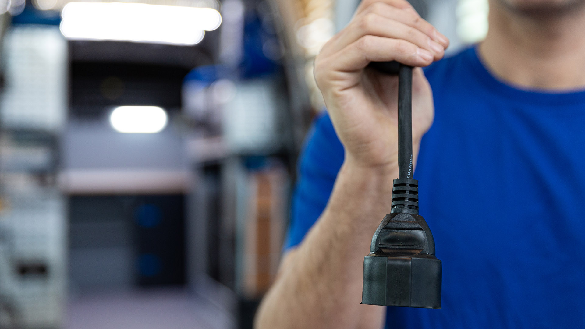 Mann mit Stromstecker